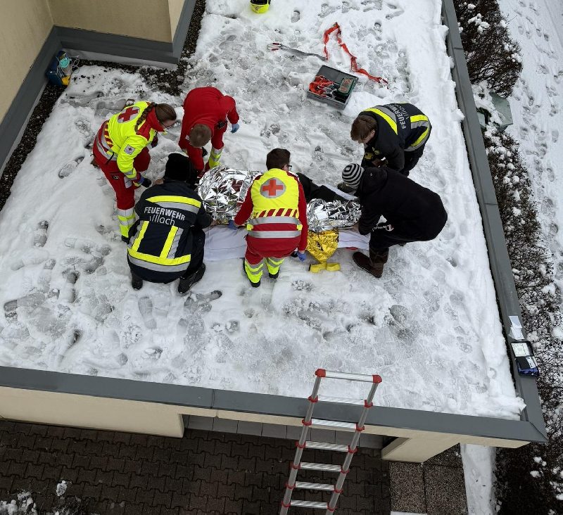 Personenrettung nach Sturz von Hausdach (Bild 1)